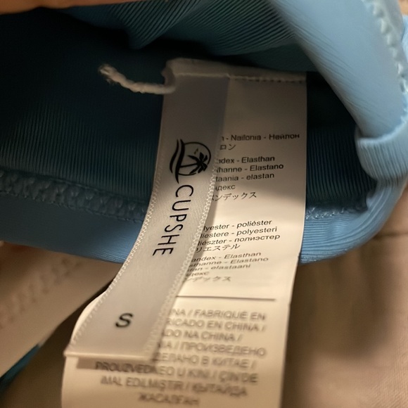 Brand is CUPSHE Size is a small fits extra small as well - Picture 3 of 5